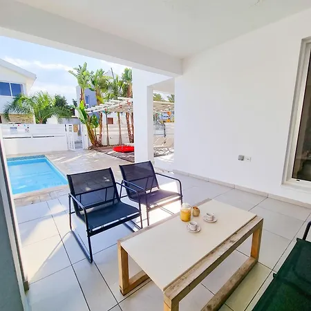 With Private Pool And Bbq Periwolia