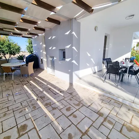 With Private Pool And Bbq Periwolia