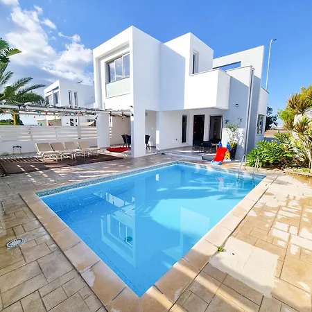 Villa With Private Pool And Bbq Perivolia